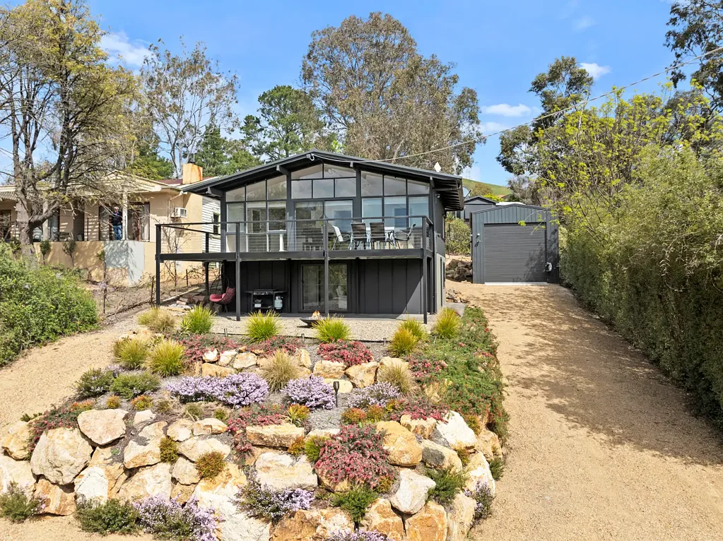 Bonnie Doon 1બેડરૂમ Lake Views, Luxe Living & Shed Heaven in Bonnie Doon