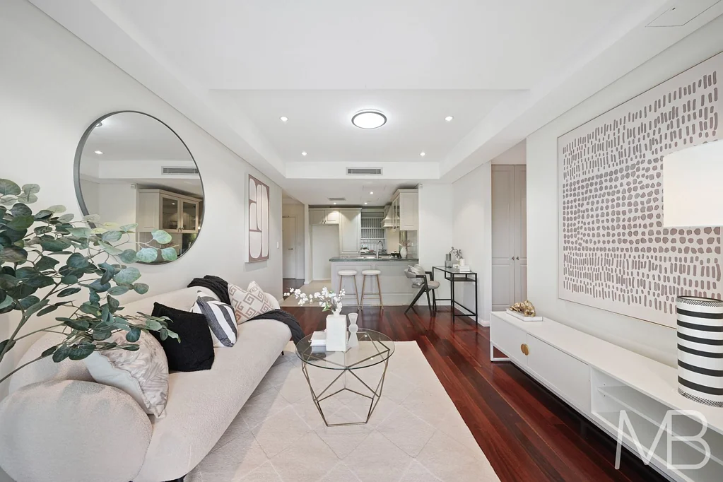 OVERSIZED STYLISH APARTMENT WITH LEAFY TREE-TOP OUTLOOK