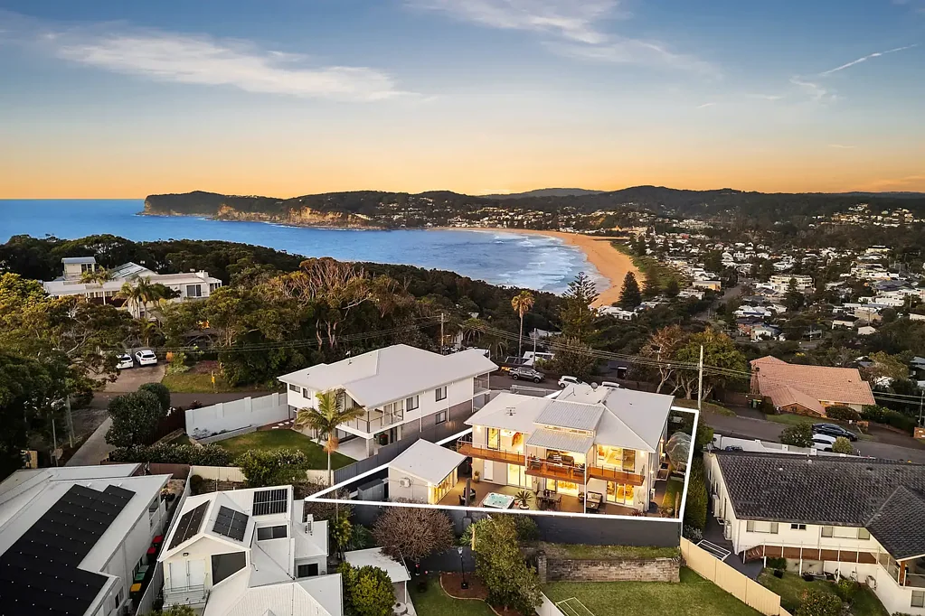 North Avoca 5Kwarto Modern dual occupancy with sweeping ocean views
