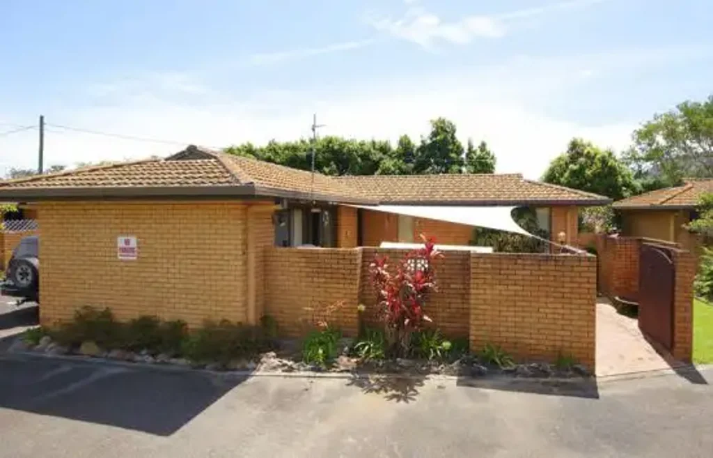 SPACIOUS VILLA NEXT TO SPORTING FIELD