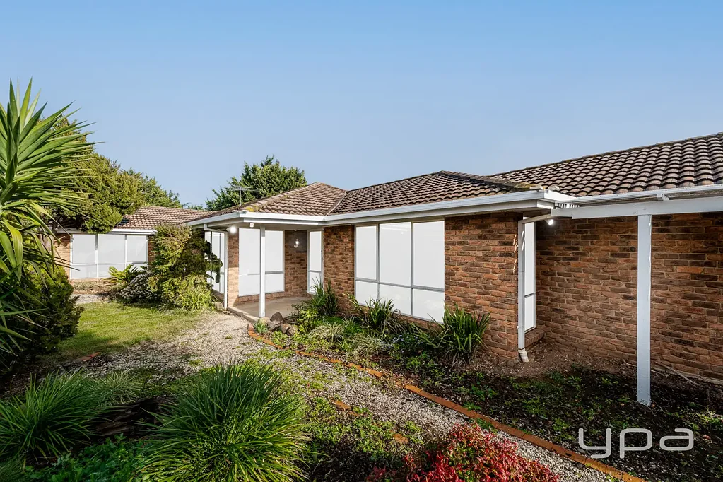 Werribee 4 Bedroom FAMILY ENTERTAINING ON OVER 1060 SQM IN WESTLEIGH GARDENS!