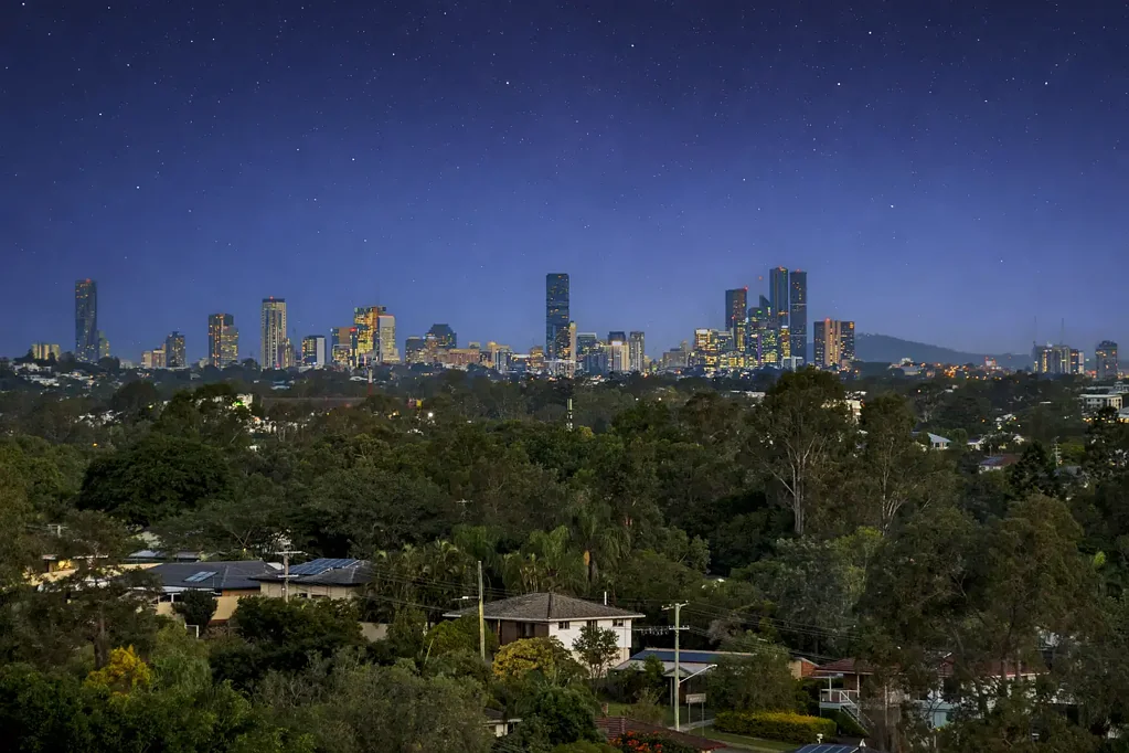 Everton Hills 3房 宽敞613m²地块 无遮挡城市山景 温馨3卧 宽敞生活区 遮盖娱乐区 家庭友好 便利设施近 Skyline Living with Uninterrupted City Views!