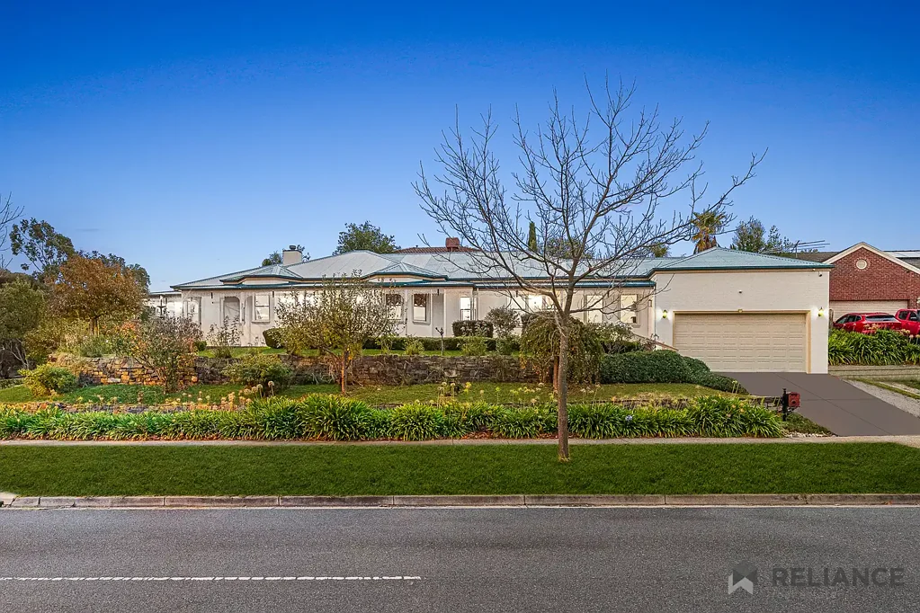 Sunbury 5 Bedroom Spacious Family Living on 1016m² with Poolside Entertaining & Premium Comfort