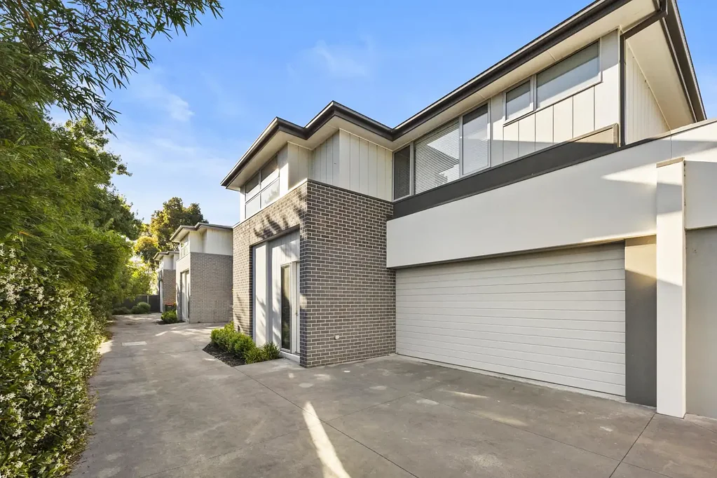 Lake Wendouree 3房  Elegant Two-Storey Townhouse Moments from Lake Wendouree