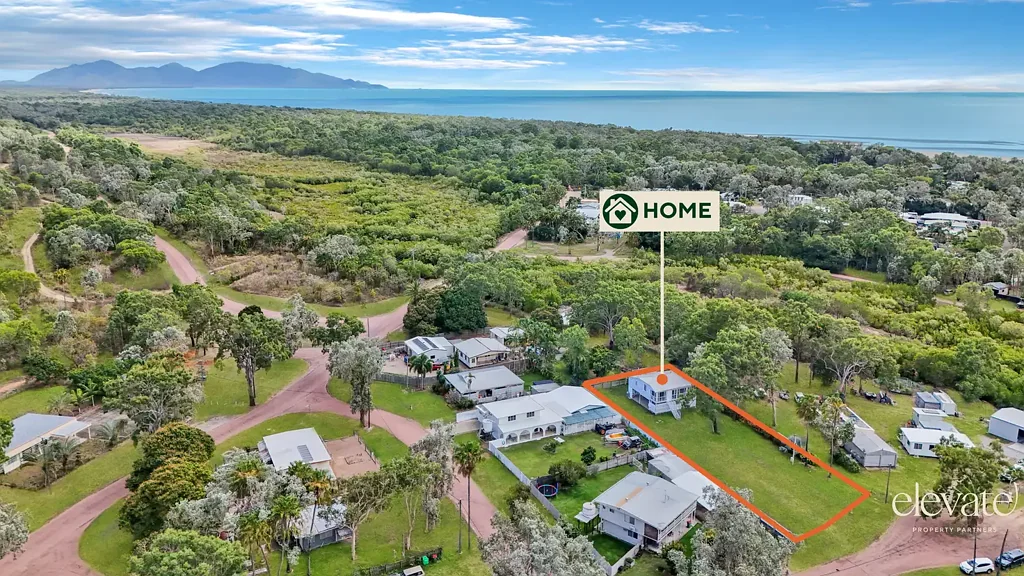 Cungulla 3房  Quiet Coastal Living with Future Potential on huge 1,401sqm block!