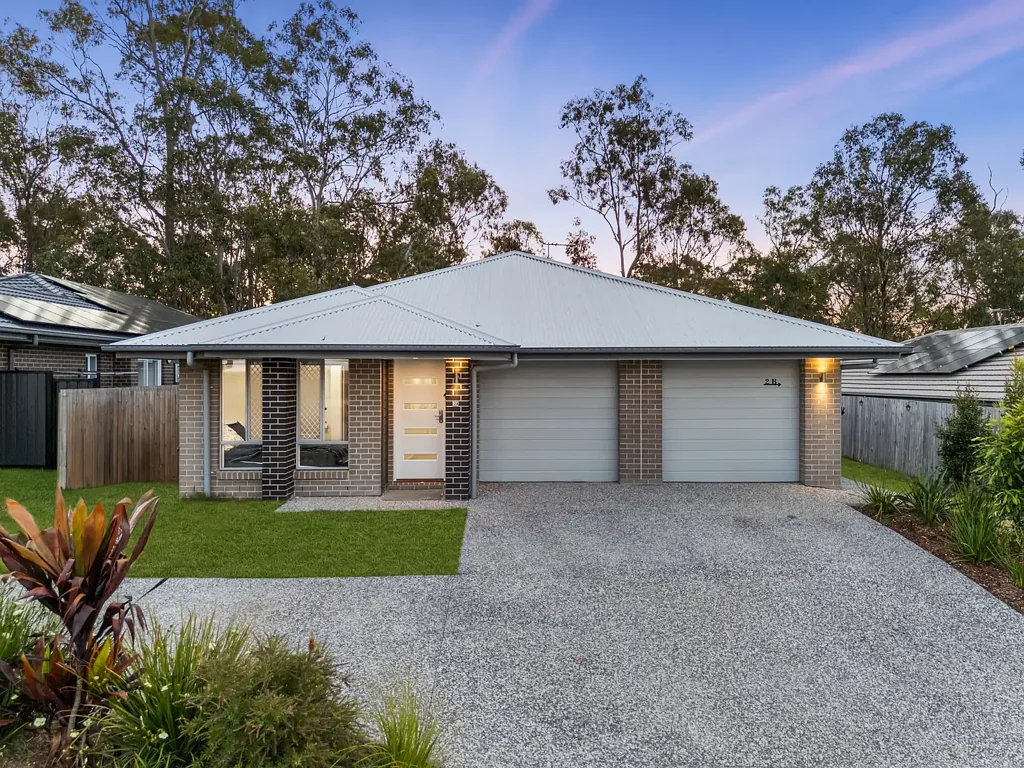 Flagstone 5 Slaapkamer Rare Dual Living Opportunity....