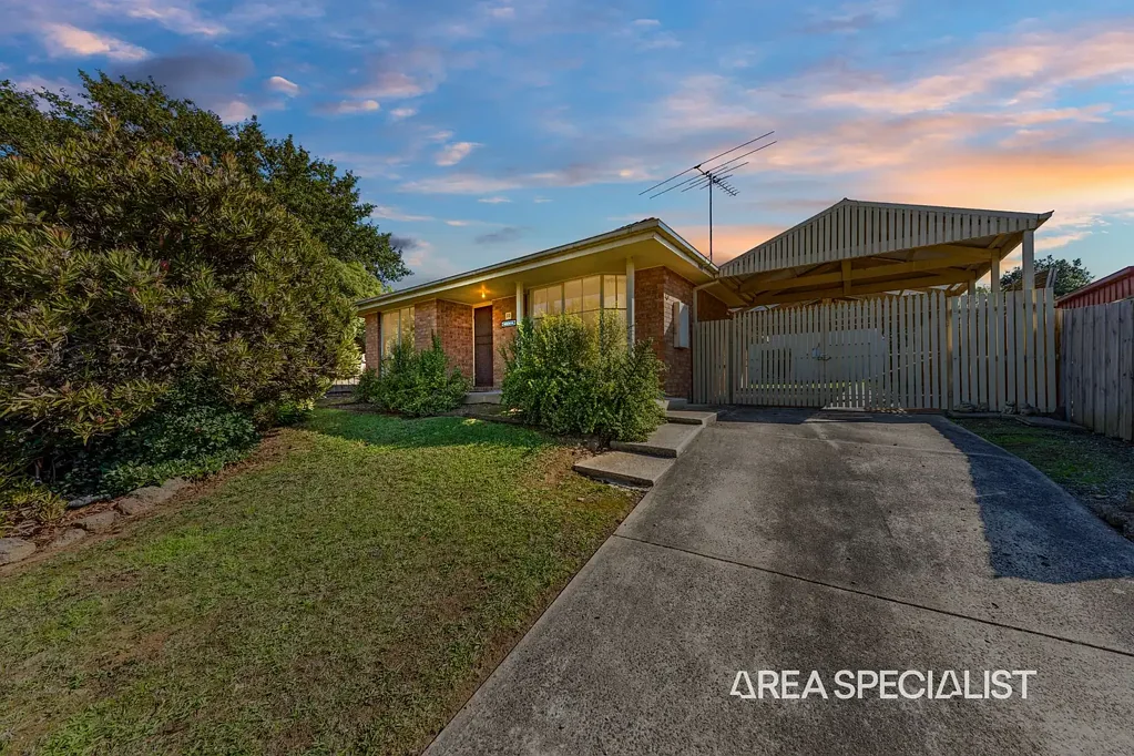 Pakenham 5 Bedroom The Brief: Dual Living Opportunity in a Desirable Pakenham Pocket!