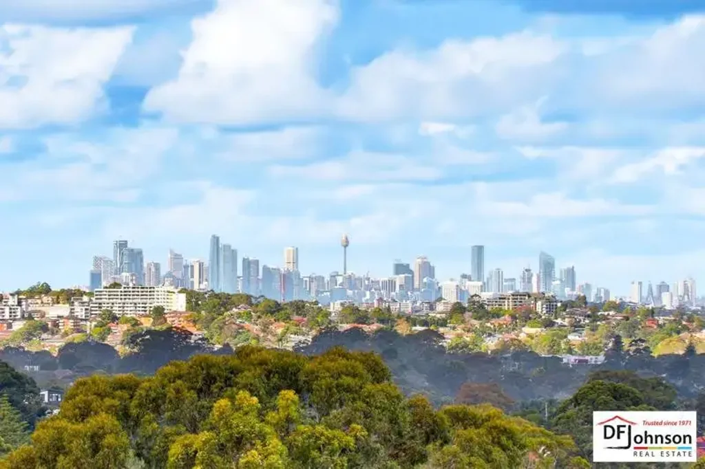 West Ryde 6房 坚固双砖结构 1113平米地块 无遮挡悉尼天际线 双层独立居住区 私密东北后院带泳池 学区房位置优越 ICONIC SYDNEY VIEWS ON 1,113m