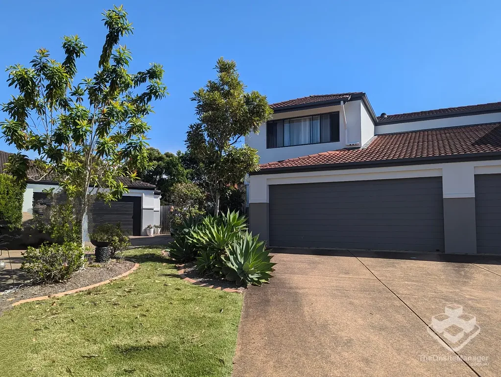 SPACIOUS 3 BEDROOM VILLA WITH LARGE CAREFREE BACKYARD