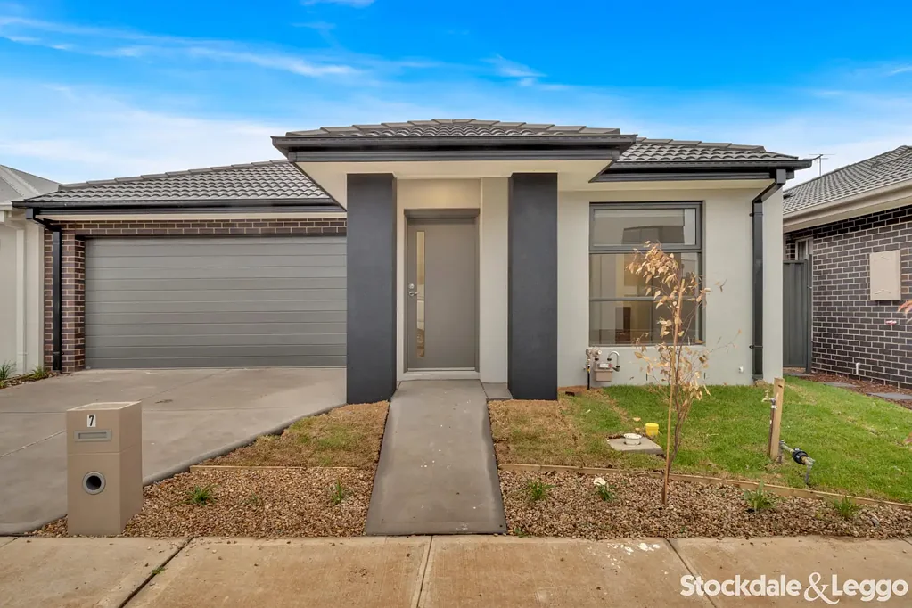 Modern Family Living in Sought-After Fraser Rise