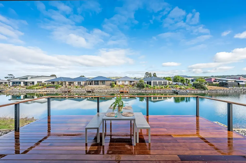 Victor Harbor 3 Bedroom Waterfront Bliss - Serenity, Sunlight, and Lakeside Living!