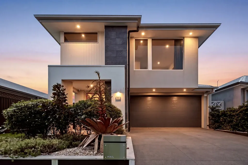 Newport 4房  优雅的家庭住宅，拥有豪华的装修和朝北的泳池畔娱乐区  ELEGANT FAMILY HOME WITH LUXE FINISHES AND NORTH-FACING POOLSIDE ENTERTAINING