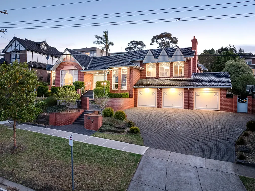 Keilor 4房 双拼地块 英式风格 宽敞空间 精湛工艺 自然采光 泳池房 景观花园 便捷生活 RESORT-STYLE LIVING IN THE HEART OF KEILOR VILLAGE