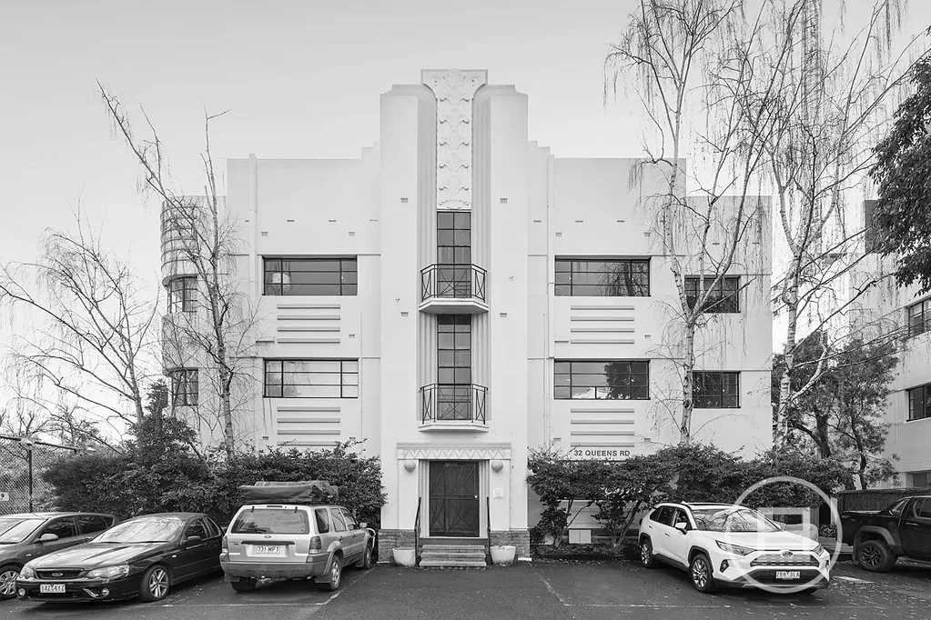Melbourne 2房 艺术装饰血统 精心翻新空间 产权车位 专属泳池 网球场 优越位置 Private Negotiation