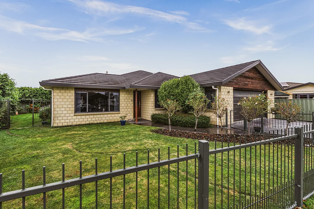Clive 4Moenga Delta Mews Delight