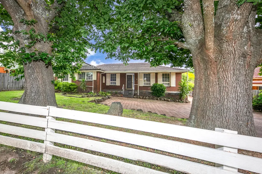 Gisborne 3 Bedroom "TWIN OAKS" - Location /Lifestyle in the Heart of Gisborne - 1005m² approx.
