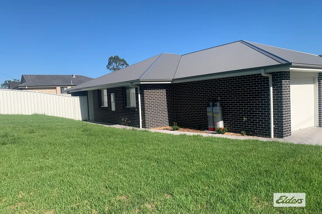 AS NEW Modern Duplex w/yard & LUG