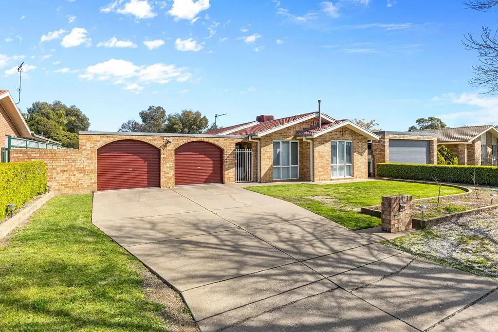 39 Warrambool Crescent, Glenfield Park, NSW 2650