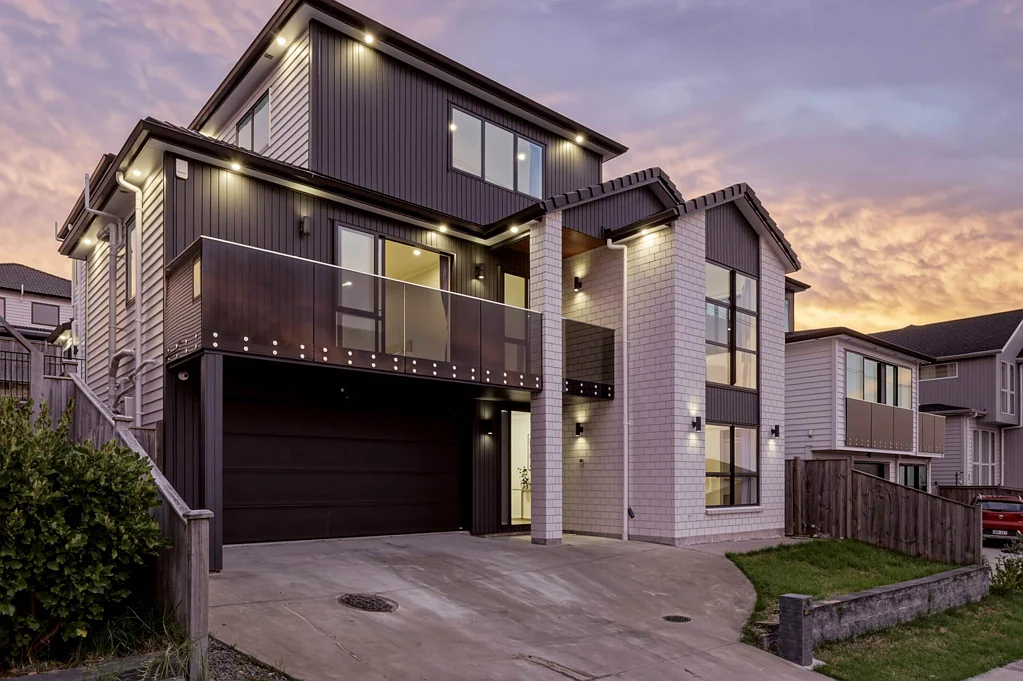 Flat Bush 7房  Expansive Luxury for Modern Family Living
