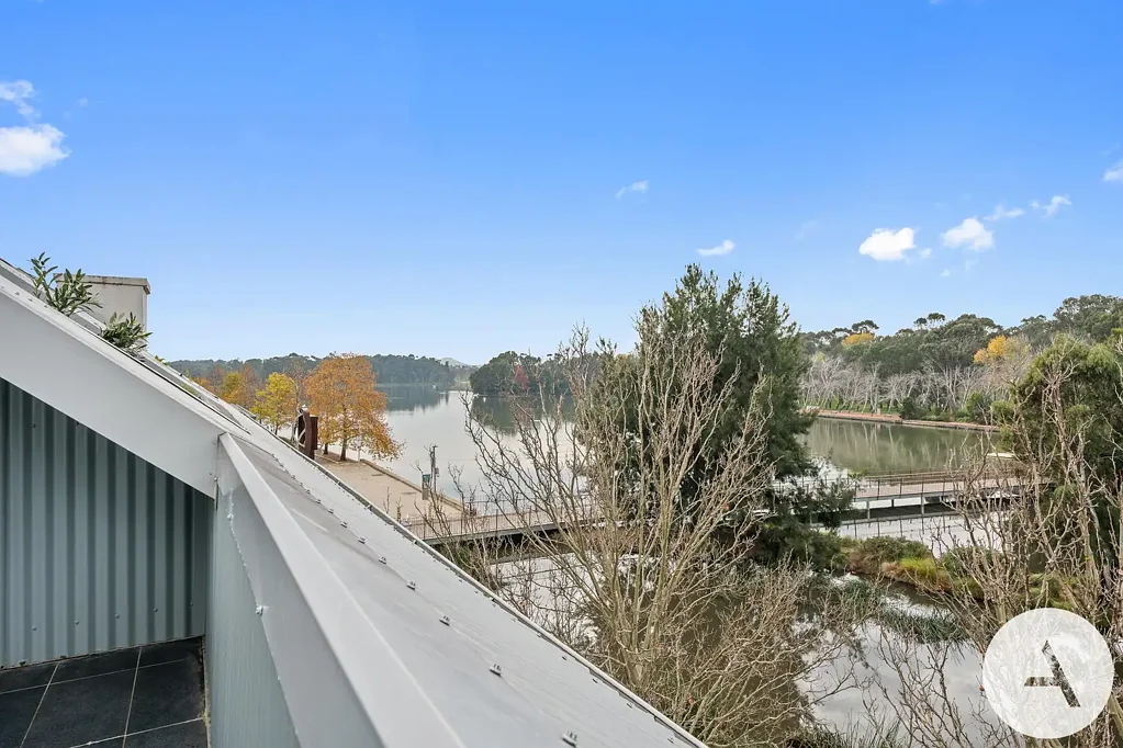 Belconnen 1બેડરૂમ Lake, Light and Sky Calm - A Boutique Two-Level Retreat by Lake Ginninderra - Move in Ready!