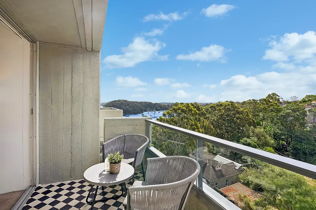 Mcmahons Point 1 Slaapkamer Sunlit top-floor living with views over Berry's Bay & North Sydney skyline