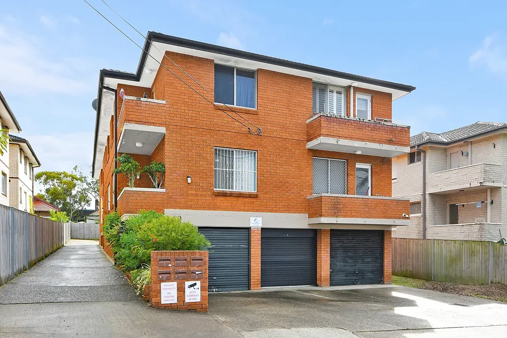 Belmore 2침실 Two Bedroom with Lock up garage- Just minutes to local amenities