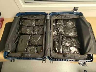 市价上千万！奥克兰机场逮捕2名旅客，行李箱查见63公斤毒品！