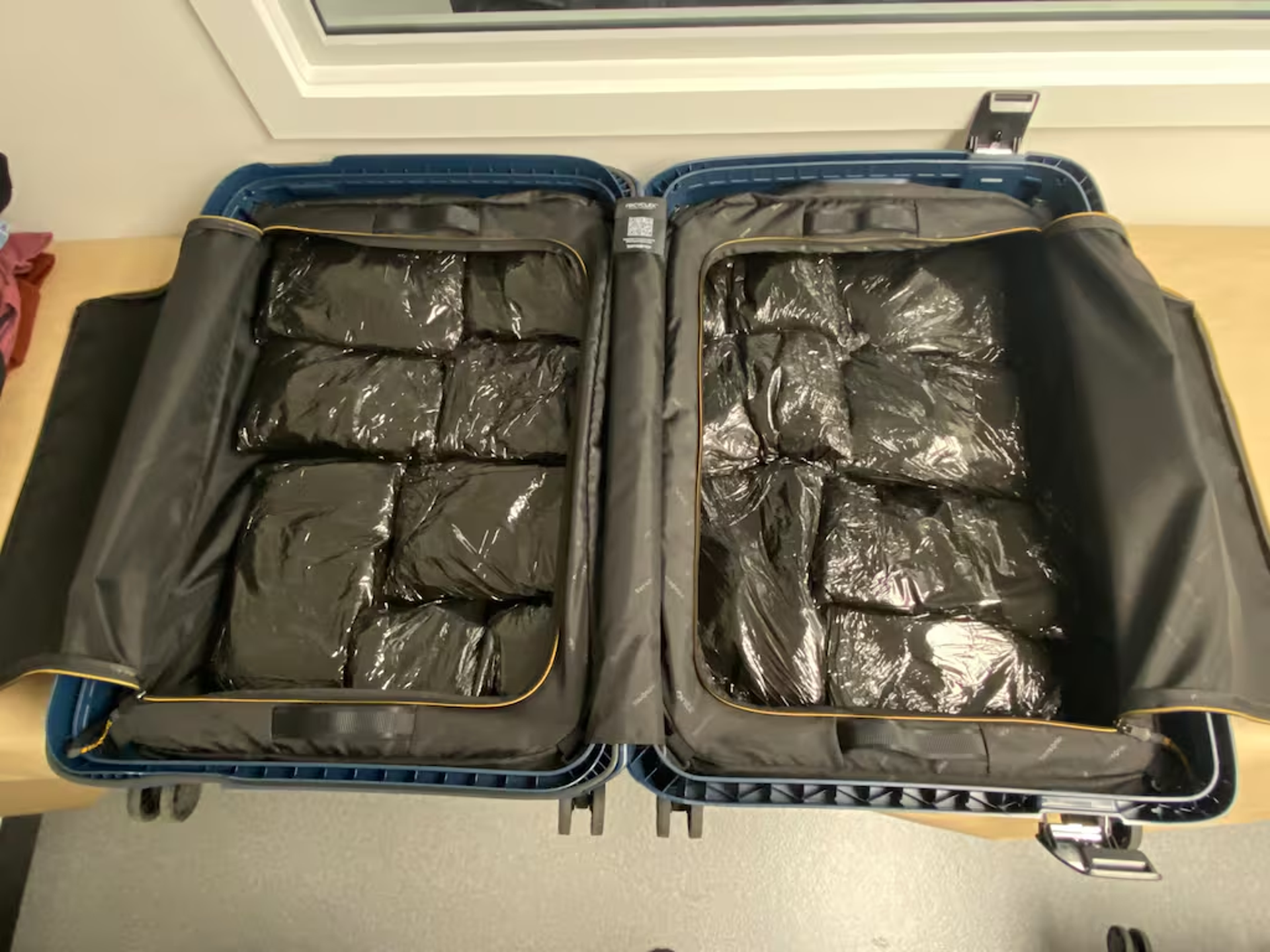 市价上千万!奥克兰机场逮捕2名旅客,行李箱查见63公斤毒品!