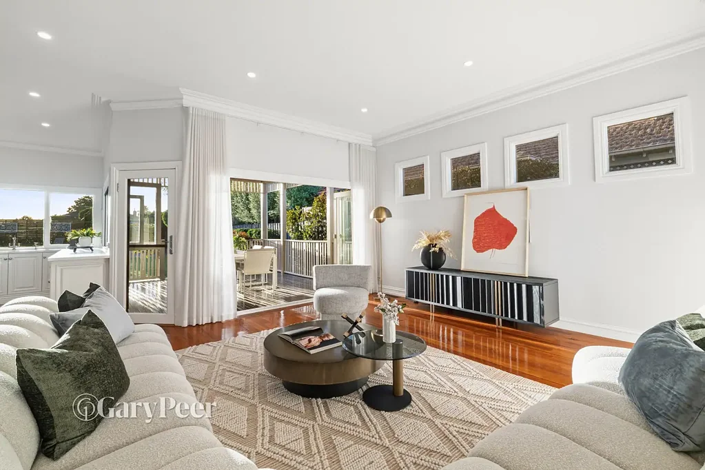 Oakleigh 5房 宏伟爱德华式住宅 720m²地块 宽敞多区生活 现代舒适设施 室内外娱乐圣地 步行至Eaton Mall Timeless family entertainer in a prized location