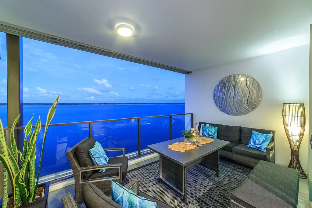 Paradise Point 2房  Expansive Two-Bedroom Waterfront Apartment with Breathtaking Views + Additional Family Room!