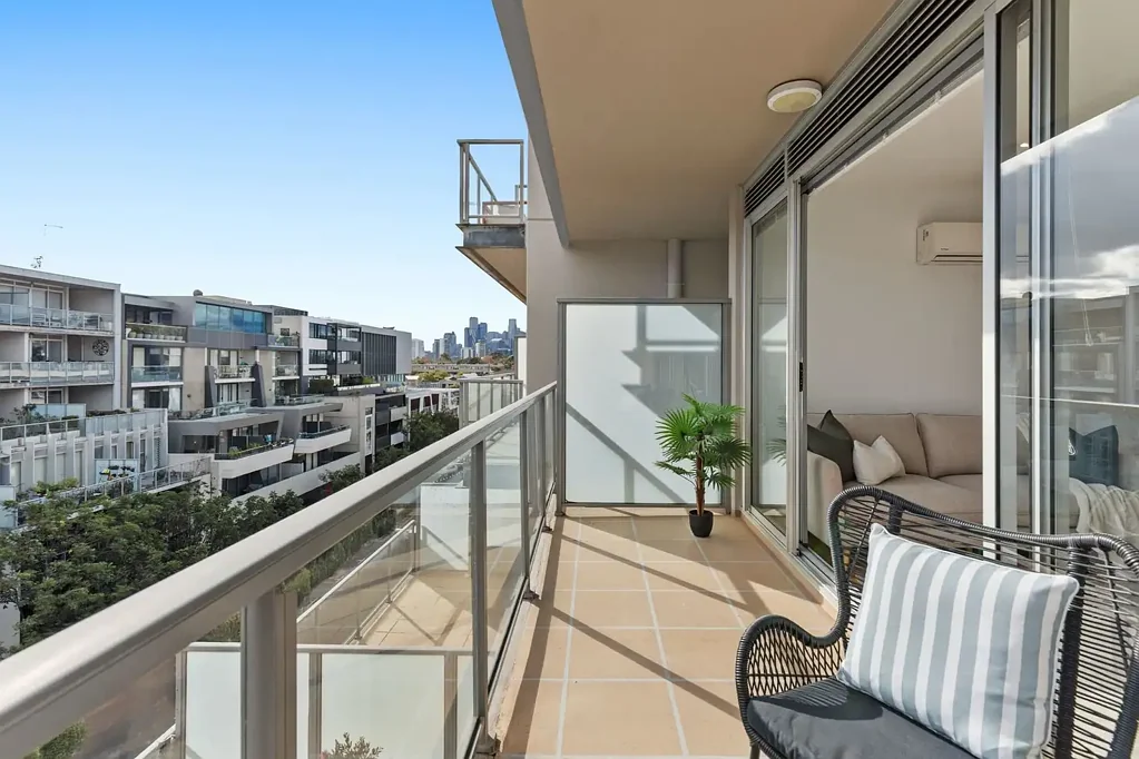 Port Melbourne 2房  Light-Filled Living in a Coveted Port Melbourne Pocket