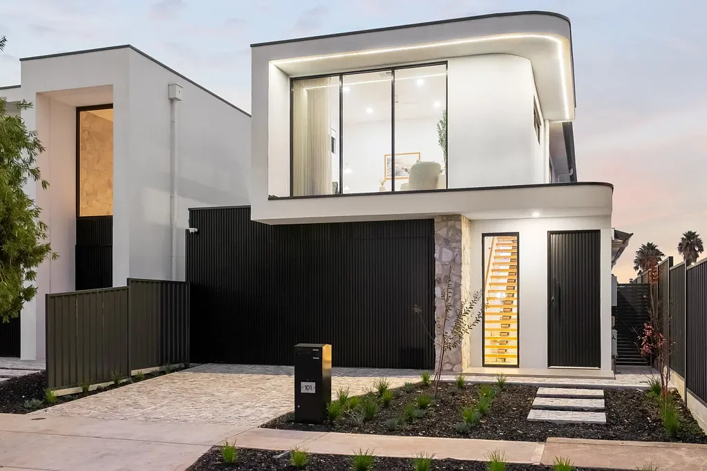 Somerton Park 4침실 Sparkling Custom Design by Somerton's Coastline.