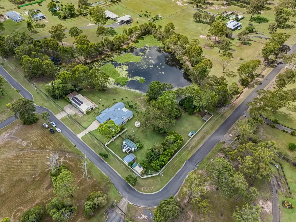 Burrum Heads 4침실 PICTURESQUE 2 HA PROPERTY WITH LARGE SPRING FED LAKE AT YOUR DOORSTEP PLUS SHEDS