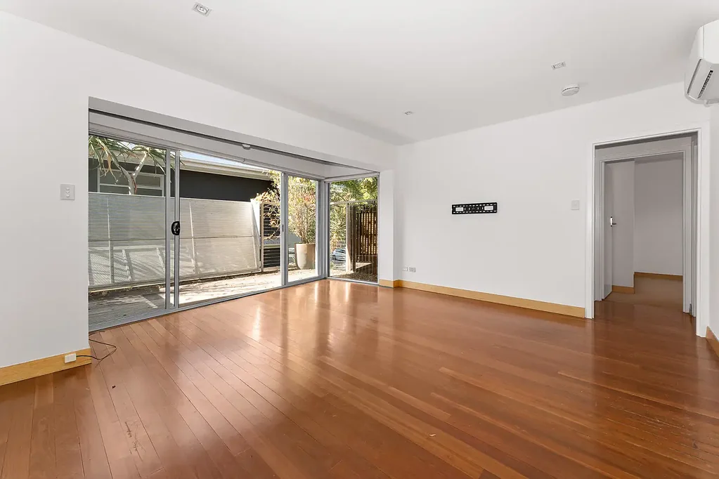 Upper Level 2 Bedrooms in Parkside!