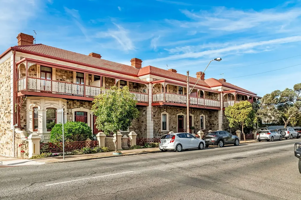 Spacious 1 Bedroom Flat in the Heart of Semaphore