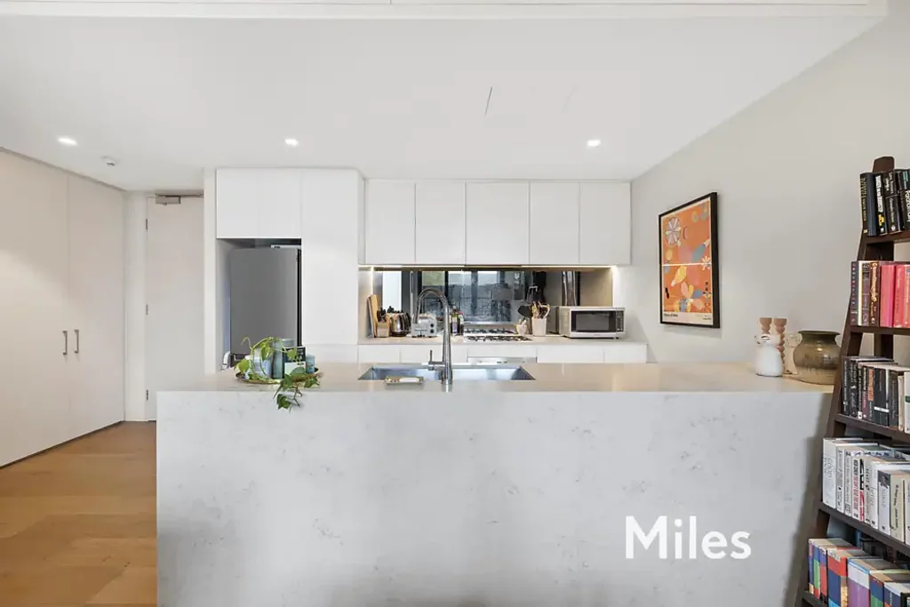 LUXURY APARTMENT IN IDEAL LOCATION!
