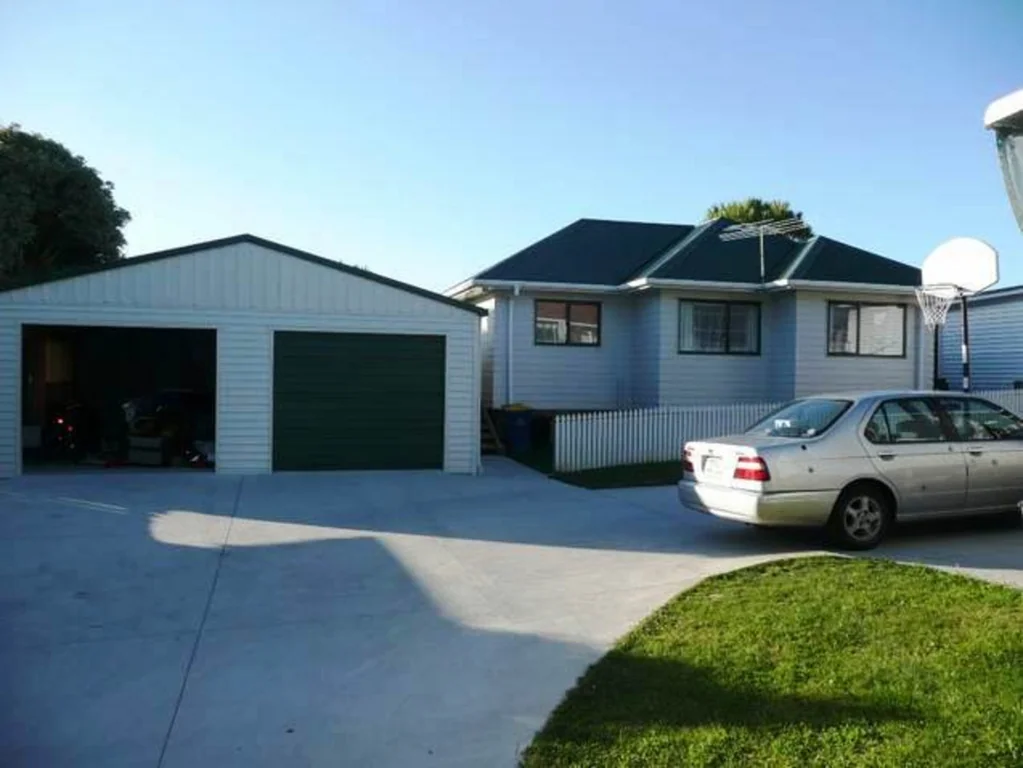 COZY FREESTANDING 3 BEDROOM HOME