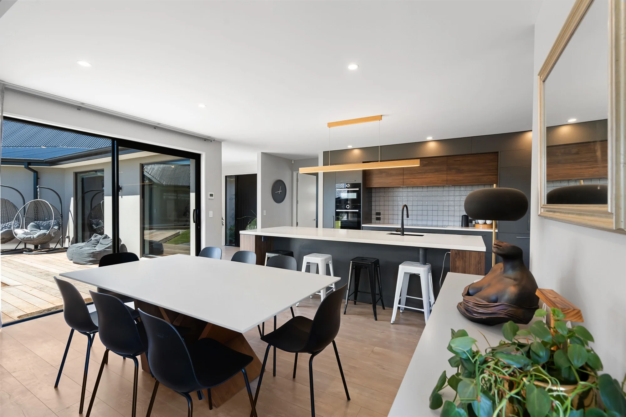 Lincoln 4Moenga Spacious, Stylish & Must Be Sold - Don't Miss Out!