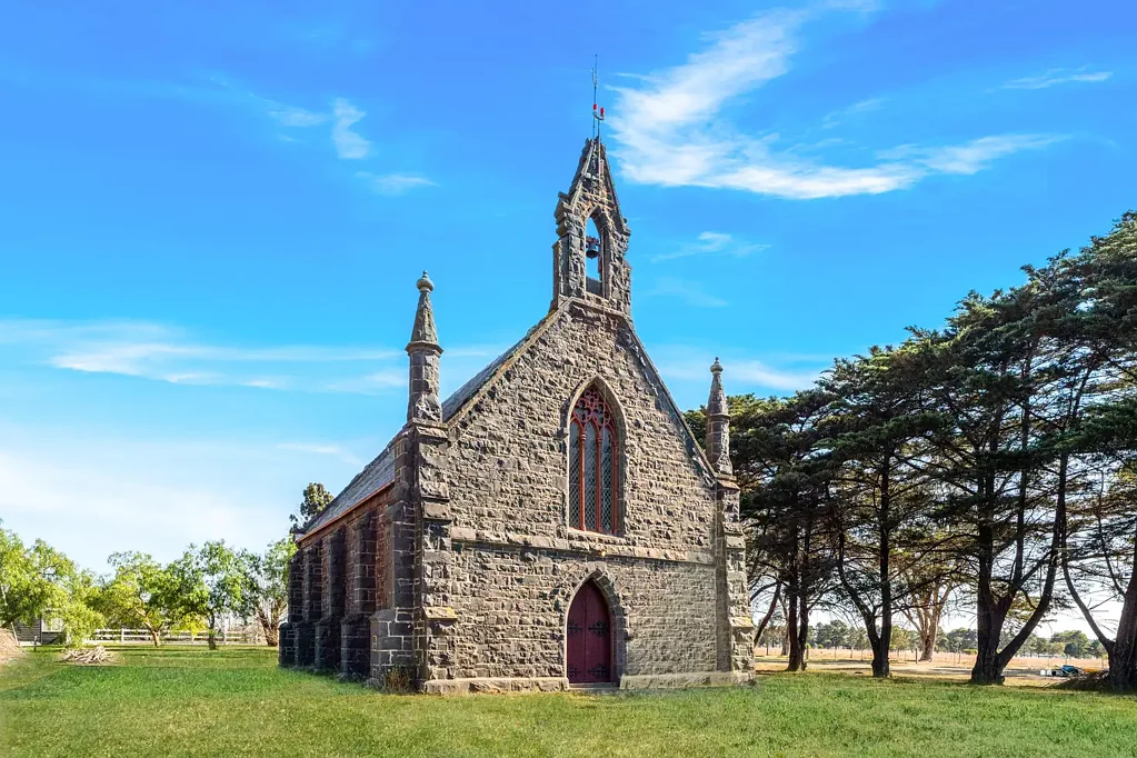 Bulla 5房  Once-in-a-Generation Opportunity - Historic Bluestone Church & Family Home with Endless Potential!
