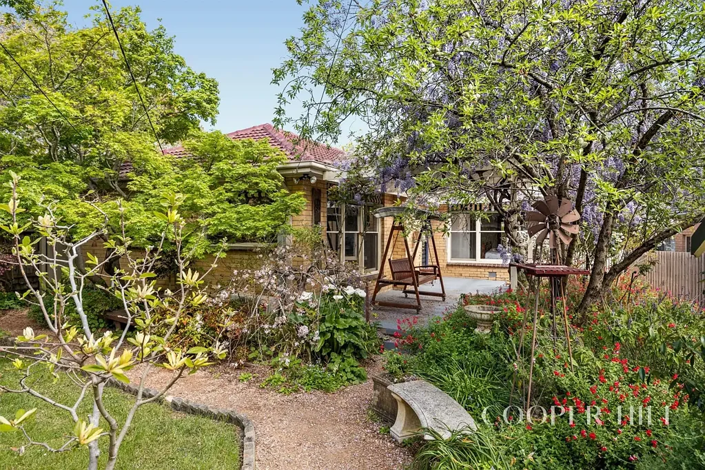 Forest Hill 3房 家庭友好社区 三居室温馨居所 开放式厨房起居 宽敞洗衣房 独立卫生间 围合后院安全 私密别墅花园 步行优质学校 交通便捷生活 Charming Family Haven with Beautiful Cottage Gardens