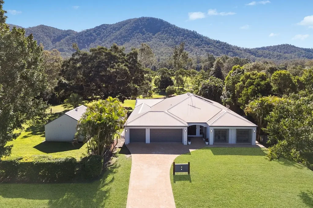 Highvale 4ਬੈੱਡਰੂਮ Resort-Style Acreage Living with Mountain Views on 1.5 Acres