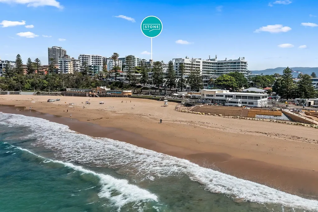 Wollongong 2房 东北角阳光公寓 海景阳台 Towradgi Beach 距CBD 1.2公里 距海滩450米 双层砖公寓 电梯安保停车 精心维护 现房入住 环绕式阳台 明亮厨房 洗碗机 主卧套间 浴室齐全 储物充足 公交便捷 步行至商店酒吧 Sun-filled and substantial beachside living