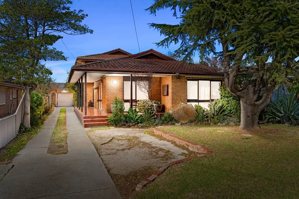 Werribee 5房 宽敞689平米地块 邻近Watton街餐饮区 多功能多区域设计 成熟花园休闲空间 双车库长车道 蓝筹增值潜力 Retro Charm, Endless Potential, Premier Address