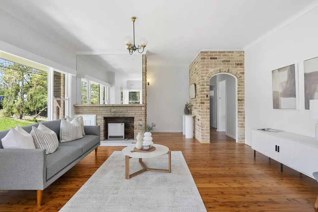 North Epping 4房 宽敞主卧阳光足 木地板全屋铺设 沙岩墙客厅餐厅 全新厨房带景观 学区优质学校近 交通便捷设施多 Peaceful and Tranquil Setting