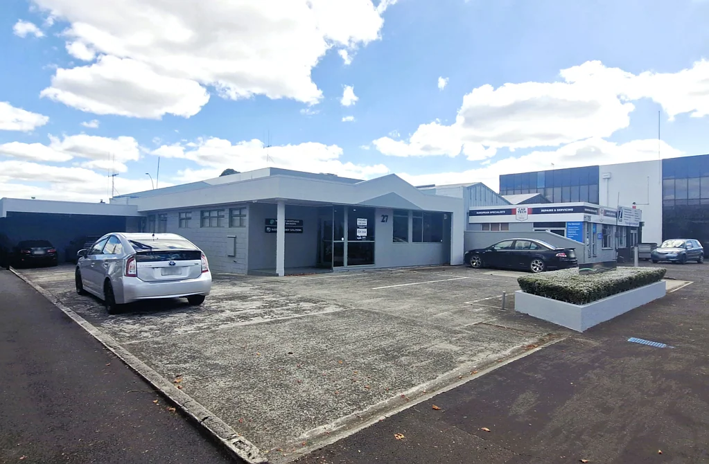Hamilton Central Well-located office with parking