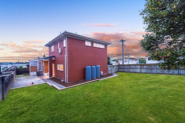 2/2 Tye Road, Hillcrest, North Shore City