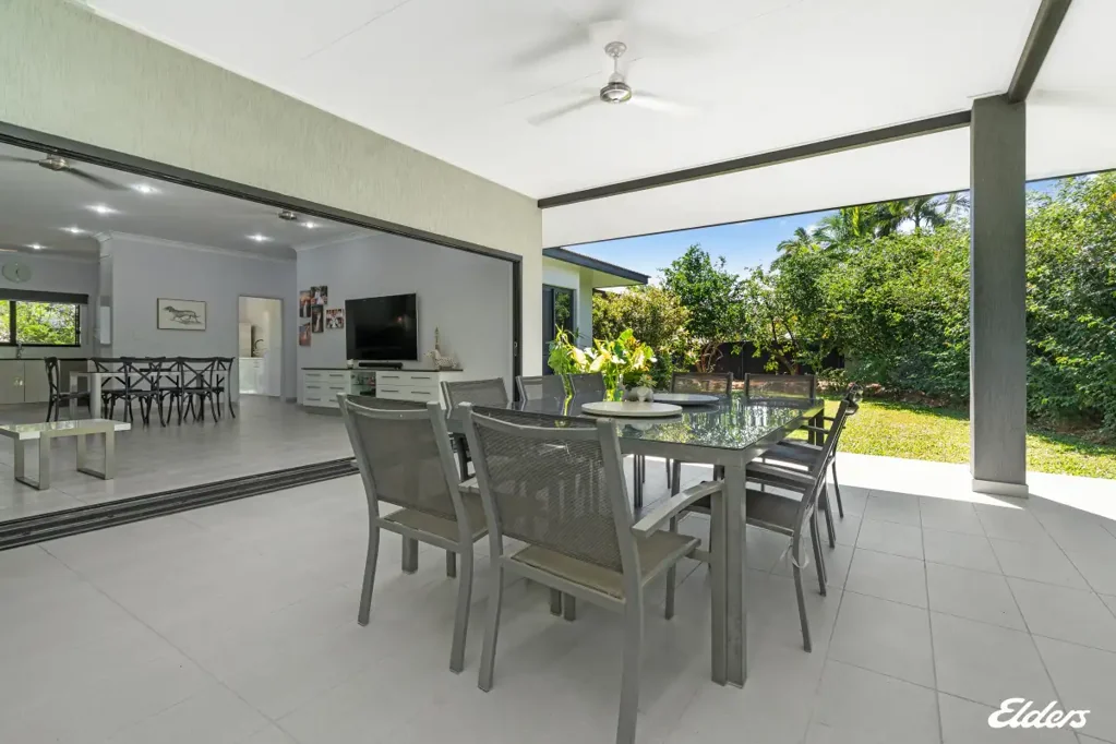 Johnston 4Moenga SPACIOUS CUSTOM-BUILT ENTERTAINER!