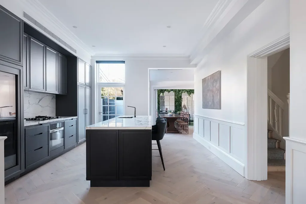 Woollahra 4房 优雅豪宅Woollahra区 法式门庭院 绿意盎然 采光餐厅 大理石厨房 名品家电 主卧私露台 阁楼景观 Elegantly reinvented terrace set in coveted Woollahra pocket