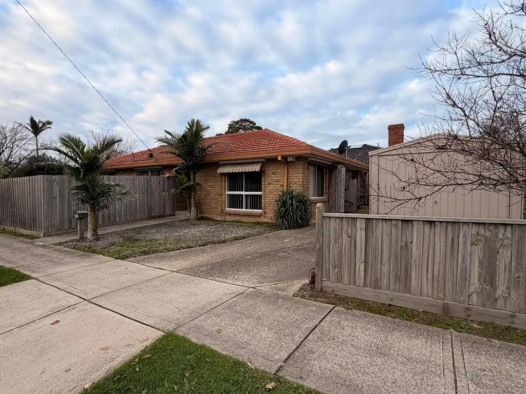 SPACIOUS FAMILY HOME ON A LARGE BLOCK CLOSE TO CRANBOURNE TR