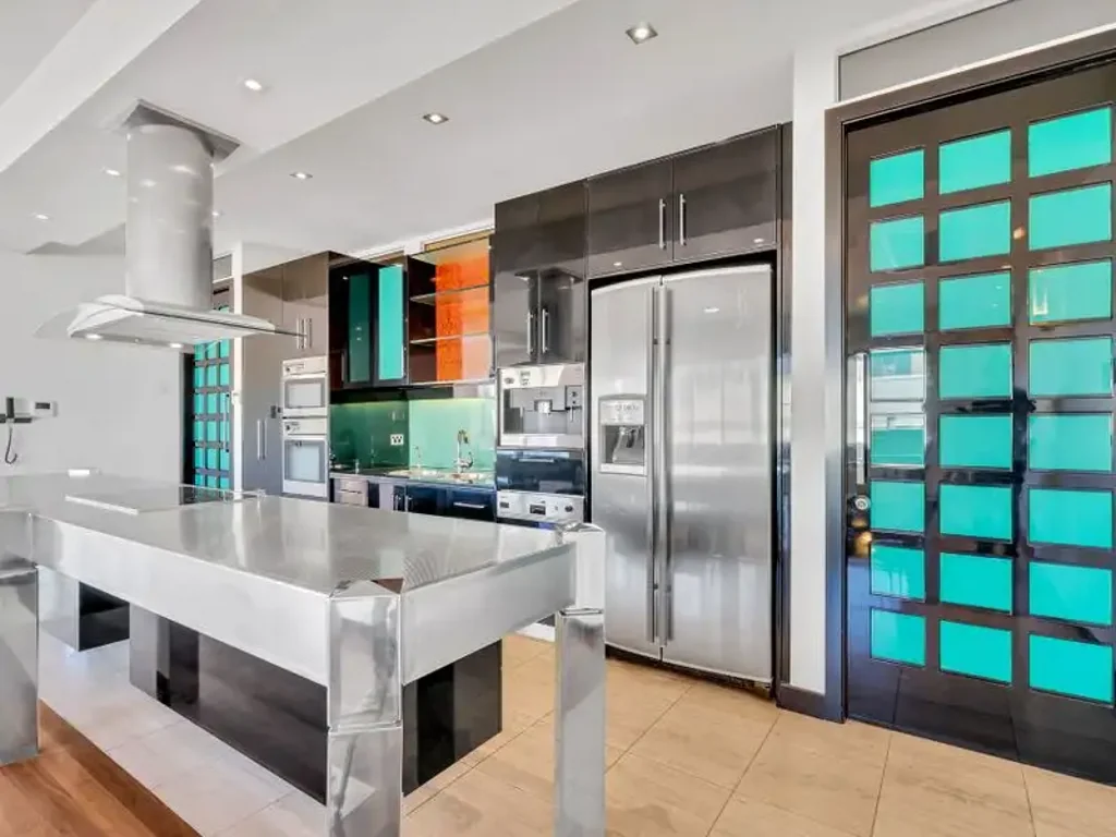 Magnificently appointed Penthouse Apartment with fantastic city outlook.